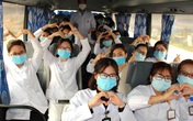 Ngày cuối năm trên chuyến xe chở sinh viên đi lấy mẫu xét nghiệm ở tâm dịch Hải Dương Ngày cuối năm trên chuyến xe chở sinh viên đi lấy mẫu xét nghiệm ở tâm dịch Hải Dương