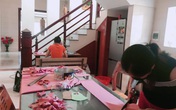 Những nữ giáo viên "cầm kéo" trong đại dịch COVID-19 Những nữ giáo viên "cầm kéo" trong đại dịch COVID-19