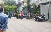 Nam thanh niên tử vong trong tư thế treo cổ, hiện trường có nhiều vết máu ở Sài Gòn Nam thanh niên tử vong trong tư thế treo cổ, hiện trường có nhiều vết máu ở Sài Gòn