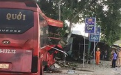 Xe khách va chạm xe đạp rồi lao vào cột điện làm 3 người chết Xe khách va chạm xe đạp rồi lao vào cột điện làm 3 người chết