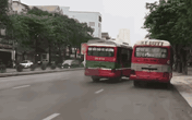Người dân sợ hãi chứng kiến 2 xe buýt rượt đuổi, chèn ép nhau trên phố Người dân sợ hãi chứng kiến 2 xe buýt rượt đuổi, chèn ép nhau trên phố