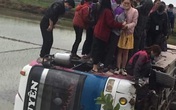 Xe chở hàng chục công nhân lao xuống ruộng Xe chở hàng chục công nhân lao xuống ruộng