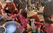 Khách 'bóc mẽ' chiêu cân điêu của tiểu thương Khách 'bóc mẽ' chiêu cân điêu của tiểu thương