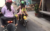 Hành động dại dột của mẹ khi đèo con bằng xe máy khiến dư luận phẫn nộ Hành động dại dột của mẹ khi đèo con bằng xe máy khiến dư luận phẫn nộ