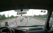 Nữ "Ninja" lấn làn lao thẳng vào đầu ô tô tải, khoảnh khắc vụ tai nạn khiến tất cả rụng rời Nữ "Ninja" lấn làn lao thẳng vào đầu ô tô tải, khoảnh khắc vụ tai nạn khiến tất cả rụng rời