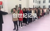 Hình ảnh hàng chục chị em phụ nữ xếp hàng để được "đạo sĩ" nâng ngực, chữa bệnh gây xôn xao MXH, cảnh sát vào cuộc phanh phui sự thật Hình ảnh hàng chục chị em phụ nữ xếp hàng để được "đạo sĩ" nâng ngực, chữa bệnh gây xôn xao MXH, cảnh sát vào cuộc phanh phui sự thật