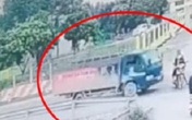 Khoảnh khắc chị gái chở em trai sang đường bị ô tô tải đâm văng xuống mương khiến người xem bủn rủn Khoảnh khắc chị gái chở em trai sang đường bị ô tô tải đâm văng xuống mương khiến người xem bủn rủn