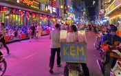 Sau 2 ngày hoạt động lại, phố Bùi Viện đông kín, bar "sang chảnh" vắng hoe Sau 2 ngày hoạt động lại, phố Bùi Viện đông kín, bar "sang chảnh" vắng hoe