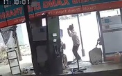Lái máy cày đâm thẳng vào trạm xăng, người đàn ông ôm đầu kinh hãi khi nhìn vào hiện trường Lái máy cày đâm thẳng vào trạm xăng, người đàn ông ôm đầu kinh hãi khi nhìn vào hiện trường