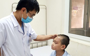 Bé 8 tuổi bị dập não sau cú ngã đập đầu khi đi xe máy với mẹ Bé 8 tuổi bị dập não sau cú ngã đập đầu khi đi xe máy với mẹ