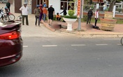 Một người chết, 1 người bị thương trước cổng UBND huyện Một người chết, 1 người bị thương trước cổng UBND huyện