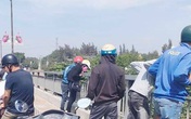 Nam thanh niên đi bộ lên cầu rồi bất ngờ nhảy xuống sông, nhiều người ngỡ ngàng Nam thanh niên đi bộ lên cầu rồi bất ngờ nhảy xuống sông, nhiều người ngỡ ngàng