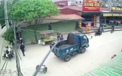 Hi hữu bó sắt trên xe tải "hạ gục" người ngồi sau xe máy Hi hữu bó sắt trên xe tải "hạ gục" người ngồi sau xe máy