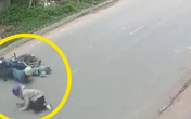 2 vợ chồng cùng con nhỏ đèo nhau trên xe máy bỗng ngã văng xuống đường, vệt đỏ trên cổ hé lộ nguyên nhân hãi hùng 2 vợ chồng cùng con nhỏ đèo nhau trên xe máy bỗng ngã văng xuống đường, vệt đỏ trên cổ hé lộ nguyên nhân hãi hùng