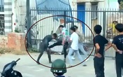 Một thanh niên bị kẹp cổ, đấm đá túi bụi sau va chạm giao thông Một thanh niên bị kẹp cổ, đấm đá túi bụi sau va chạm giao thông
