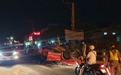 Ô tô 4 chỗ văng trúng xe máy rồi lật chỏng vó trên đường, 1 người nguy kịch Ô tô 4 chỗ văng trúng xe máy rồi lật chỏng vó trên đường, 1 người nguy kịch
