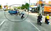 Cô gái lao xe máy "như tên bắn" vượt đèn đỏ, tông lật xe ba gác Cô gái lao xe máy "như tên bắn" vượt đèn đỏ, tông lật xe ba gác