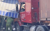 Xe đầu kéo tông sập nhà dân ở TP.HCM, một người chết Xe đầu kéo tông sập nhà dân ở TP.HCM, một người chết