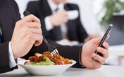 Không ai tằn tiện như vị đại gia này: Mang cơm trưa đến công ty như chị em công sở, đi du lịch ở chung phòng để chia tiền Không ai tằn tiện như vị đại gia này: Mang cơm trưa đến công ty như chị em công sở, đi du lịch ở chung phòng để chia tiền