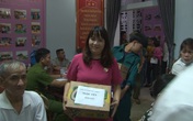Người dân mang đồ ăn, nước uống cho công an thức đêm làm căn cước công dân gắn chip Người dân mang đồ ăn, nước uống cho công an thức đêm làm căn cước công dân gắn chip