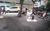 Hình ảnh cậu bé xin tấm bìa rồi ngồi trước tòa nhà xây dở 2 năm trước khiến cô gái rơi nước mắt Hình ảnh cậu bé xin tấm bìa rồi ngồi trước tòa nhà xây dở 2 năm trước khiến cô gái rơi nước mắt