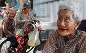 Về miền Tây nghe cụ Út hài hước kể chuyện một đời lo chữ hiếu: "Tui đợi má mất thì sẽ lấy chồng, dè đâu má thọ 100 tuổi” Về miền Tây nghe cụ Út hài hước kể chuyện một đời lo chữ hiếu: "Tui đợi má mất thì sẽ lấy chồng, dè đâu má thọ 100 tuổi”