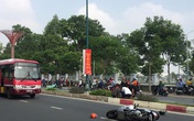 TP.HCM: Nâng xe buýt, đưa thi thể người đàn ông mắc kẹt dưới gầm ra ngoài TP.HCM: Nâng xe buýt, đưa thi thể người đàn ông mắc kẹt dưới gầm ra ngoài