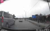 Ô tô 16 chỗ đâm lên thanh chắn rồi lật nghiêng giữa đường trước sự thất kinh của người chứng kiến Ô tô 16 chỗ đâm lên thanh chắn rồi lật nghiêng giữa đường trước sự thất kinh của người chứng kiến
