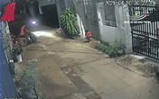 Kinh hoàng xe máy đâm rồi chèn bánh qua người bé gái 3 tuổi: Bài học đau lòng cho các bậc phụ huynh Kinh hoàng xe máy đâm rồi chèn bánh qua người bé gái 3 tuổi: Bài học đau lòng cho các bậc phụ huynh