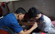 Câu chuyện cảm động về anh em song sinh đến trường chỉ với một đôi chân Câu chuyện cảm động về anh em song sinh đến trường chỉ với một đôi chân