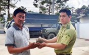 Người đàn ông đưa 3,5 triệu đồng 'giải cứu' tê tê quý hiếm sắp bị đưa lên bàn nhậu Người đàn ông đưa 3,5 triệu đồng 'giải cứu' tê tê quý hiếm sắp bị đưa lên bàn nhậu