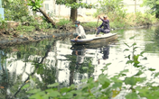 Người đàn ông U70 hàng ngày làm việc "bao đồng" trên con rạch đen ngòm Người đàn ông U70 hàng ngày làm việc "bao đồng" trên con rạch đen ngòm