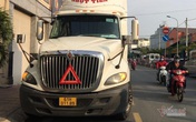 Nữ sinh viên ở Sài Gòn bò ra từ gầm xe container sau va chạm giao thông Nữ sinh viên ở Sài Gòn bò ra từ gầm xe container sau va chạm giao thông