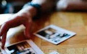 Gã đàn ông dùng ảnh nhạy cảm của người tình cũ để tống tiền Gã đàn ông dùng ảnh nhạy cảm của người tình cũ để tống tiền