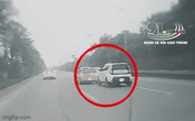 Húc tung đuôi khiến xe con phơi bụng giữa đường, tài xế có hành động gây ức chế ngay sau đó Húc tung đuôi khiến xe con phơi bụng giữa đường, tài xế có hành động gây ức chế ngay sau đó