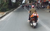 Hình ảnh bé gái ngủ gục, nằm hẳn ra yên xe máy trên phố Hà Nội khiến ai cũng phải thót tim Hình ảnh bé gái ngủ gục, nằm hẳn ra yên xe máy trên phố Hà Nội khiến ai cũng phải thót tim