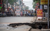 Hiện trường “hố tử thần” khiến 20 họ dân phải sơ tán ở Hà Nội Hiện trường “hố tử thần” khiến 20 họ dân phải sơ tán ở Hà Nội