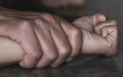 Gã bạn trai đốn mạt lừa thiếu nữ để nhóm bạn hiếp dâm tập thể suốt nhiều ngày Gã bạn trai đốn mạt lừa thiếu nữ để nhóm bạn hiếp dâm tập thể suốt nhiều ngày