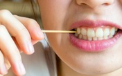 Xỉa răng ngay tại bàn ăn - điều tối kỵ khi đi ăn nhà hàng nhưng nhiều người mắc Xỉa răng ngay tại bàn ăn - điều tối kỵ khi đi ăn nhà hàng nhưng nhiều người mắc