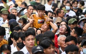 Biển người chen chân dưới nắng nóng tại lễ hội Đền Hùng Biển người chen chân dưới nắng nóng tại lễ hội Đền Hùng