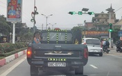 Thót tim chứng kiến xe bán tải chở 3 cháu nhỏ sau thùng phóng như bay Thót tim chứng kiến xe bán tải chở 3 cháu nhỏ sau thùng phóng như bay