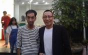 Lân la đi dự không sót một sự kiện, lễ khai trương nào ở Hà Nội, người đàn ông ẵm cả đống quà tặng, lại còn được chụp hình với người nổi tiếng! Lân la đi dự không sót một sự kiện, lễ khai trương nào ở Hà Nội, người đàn ông ẵm cả đống quà tặng, lại còn được chụp hình với người nổi tiếng!