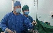 Bóc khối u quái đầy tóc và răng trong buồng trứng người phụ nữ Bóc khối u quái đầy tóc và răng trong buồng trứng người phụ nữ