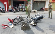 Xe máy gãy gập sau tai nạn ở TP.HCM, khách nước ngoài nguy kịch Xe máy gãy gập sau tai nạn ở TP.HCM, khách nước ngoài nguy kịch