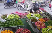 Mẹ quên tắt máy, bé trai hiếu động vặn tay ga và khoảnh khắc nhớ đời giữa chợ Mẹ quên tắt máy, bé trai hiếu động vặn tay ga và khoảnh khắc nhớ đời giữa chợ
