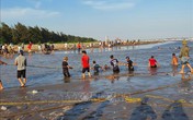 Tìm thấy thi thể cuối cùng trong vụ 3 nữ sinh bị sóng biển cuốn mất tích tại Nam Định Tìm thấy thi thể cuối cùng trong vụ 3 nữ sinh bị sóng biển cuốn mất tích tại Nam Định
