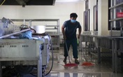 Cận cảnh bên trong bếp ăn quân đội phục vụ hàng trăm công dân ở khu cách ly ở Huế Cận cảnh bên trong bếp ăn quân đội phục vụ hàng trăm công dân ở khu cách ly ở Huế