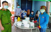 Thắm đậm tình người từ những suất cơm miễn phí dành tặng lực lượng tại các chốt phong tỏa