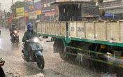 Mưa lớn suốt một giờ, đường Sài Gòn lênh láng nước đen Mưa lớn suốt một giờ, đường Sài Gòn lênh láng nước đen