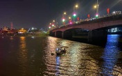 Nam thanh niên để lại đôi dép tổ ong trên bờ rồi nhảy cầu tự tử Nam thanh niên để lại đôi dép tổ ong trên bờ rồi nhảy cầu tự tử